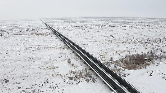 4K航拍新疆冬季高速公路交通运输视频的预览图