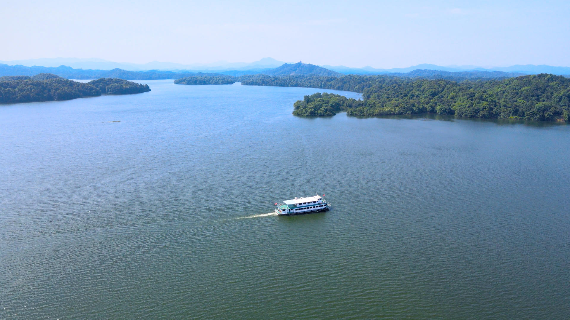 4A风景区仙女湖游船快艇航拍4K视频的预览图