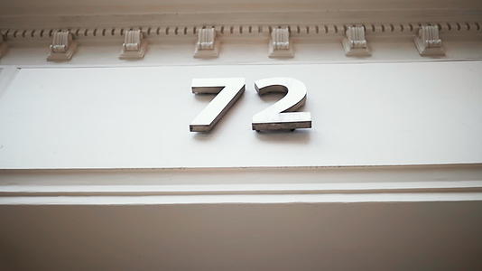 地址72的白色大楼视频的预览图