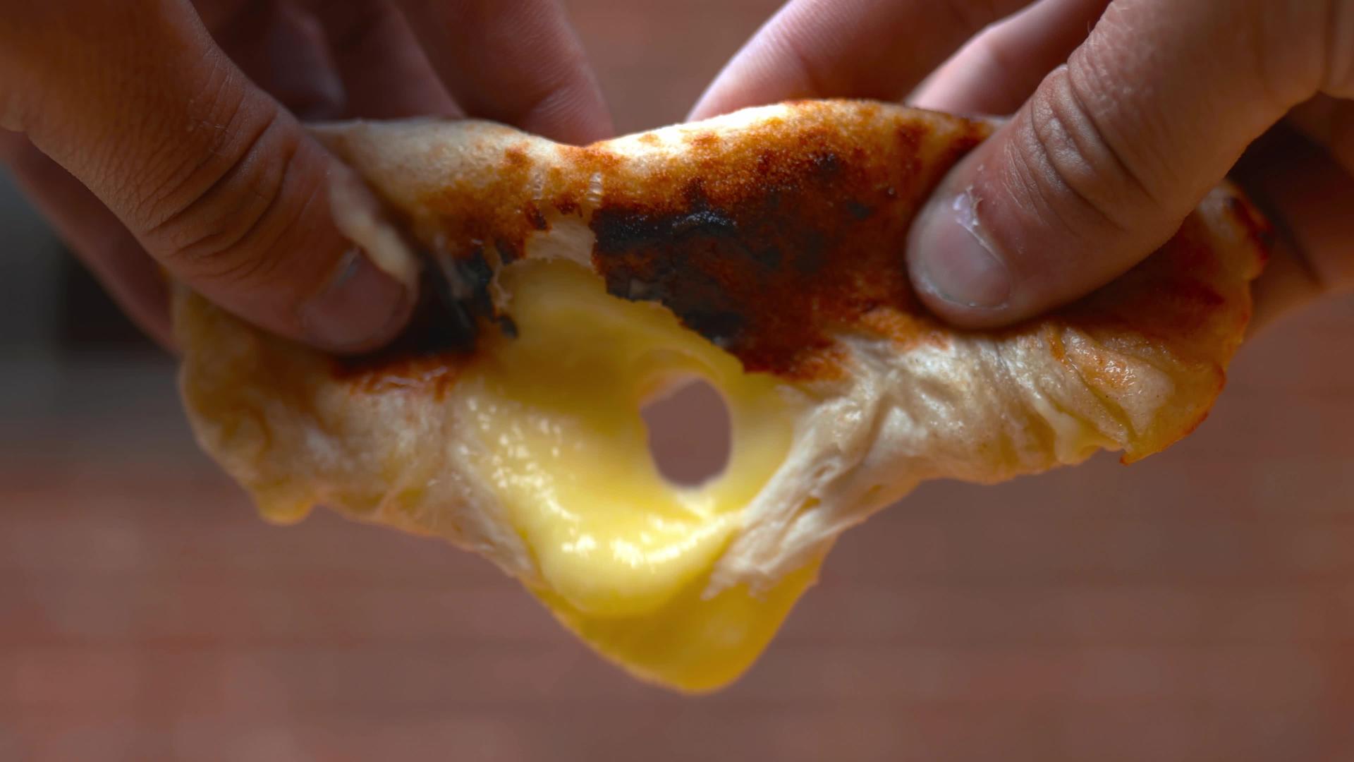 面包里的流心奶酪视频的预览图