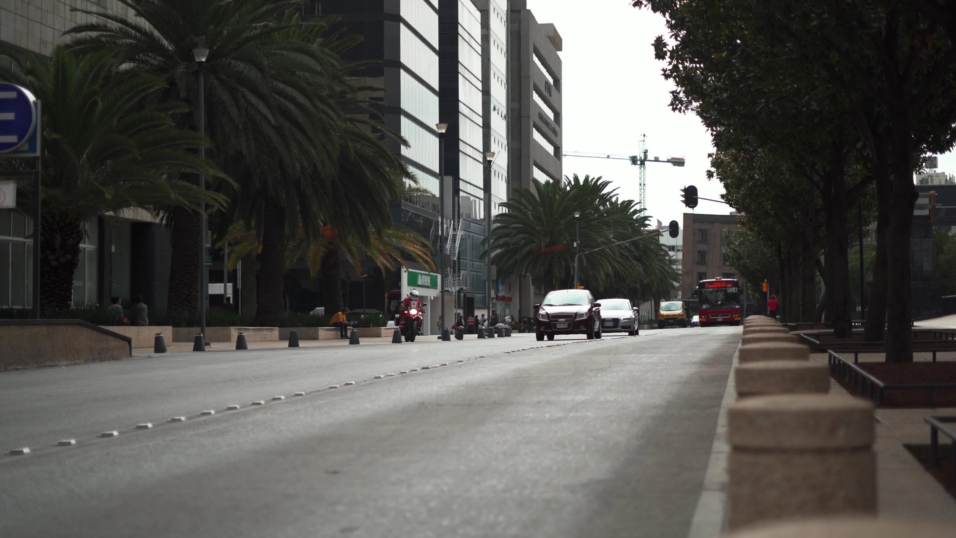 一条交通堵塞的街道视频的预览图