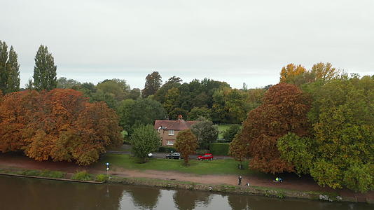河的另一边是一座被树木环绕的房子视频的预览图