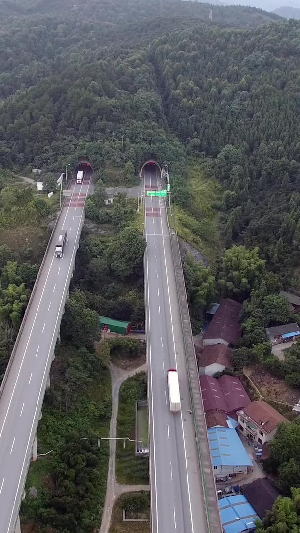 高速公路隧道口航拍视频的预览图