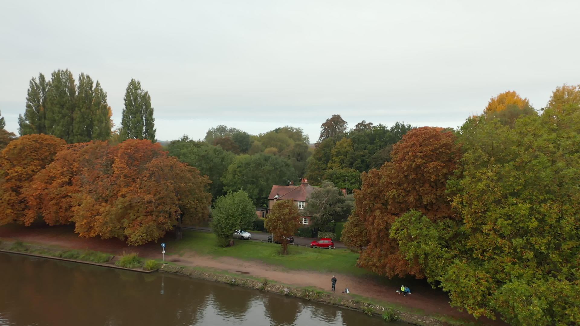 河的另一边是一座被树木环绕的房子视频的预览图