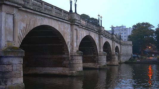 水泥拱桥及其下方河流的风景图视频的预览图