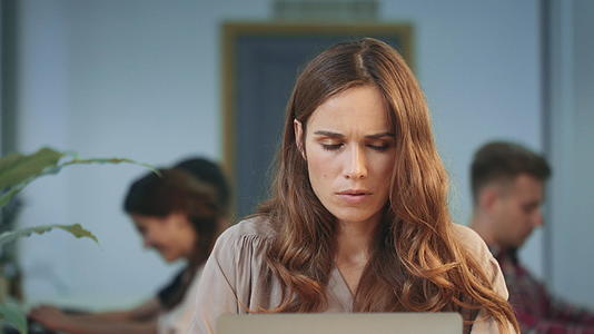 商业女性一起工作时玩电脑视频的预览图