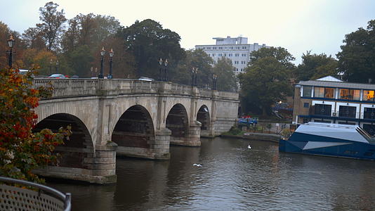 河上水泥桥景观视频的预览图