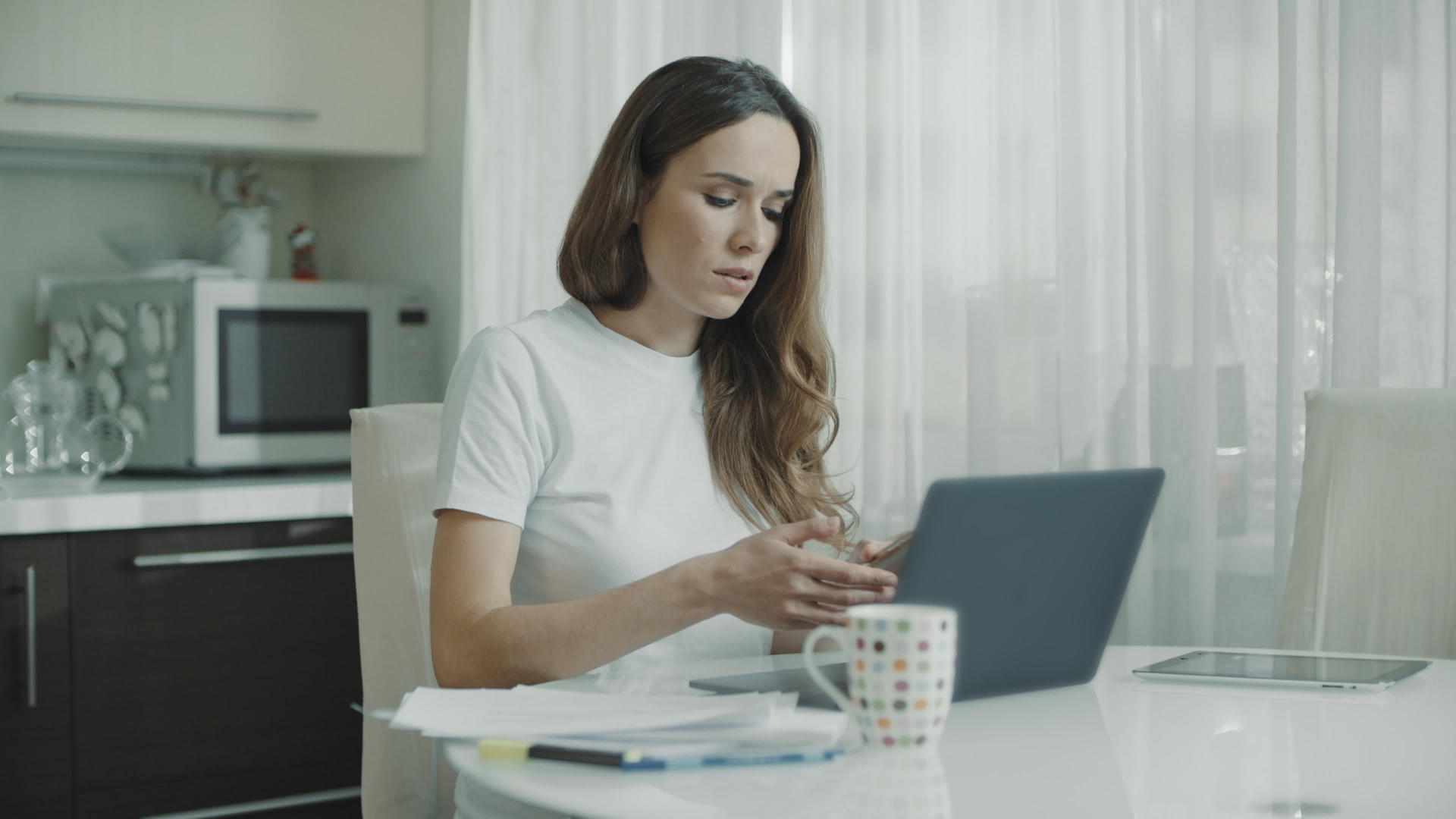 商业女性在家使用膝盖计算机视频的预览图
