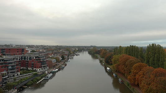 城镇森林河流上的风景视频的预览图