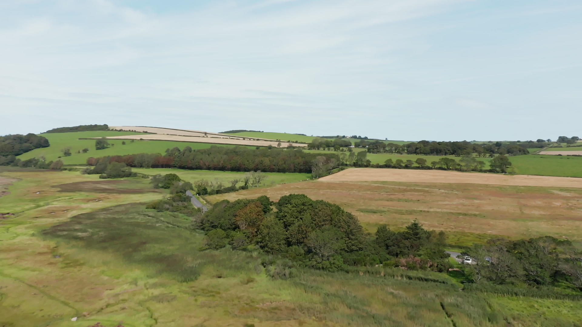 在巨大的苏格兰草原上天空直线在空中下游视频的预览图