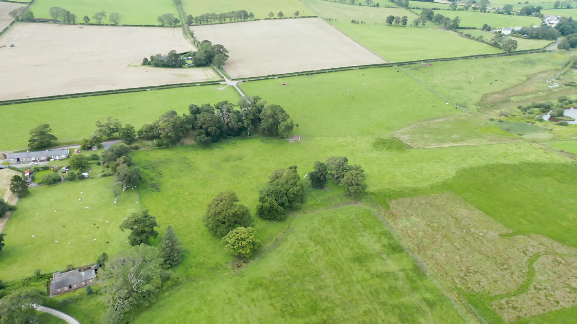 在巨大的苏格兰草原上前进在空中前进视频的预览图