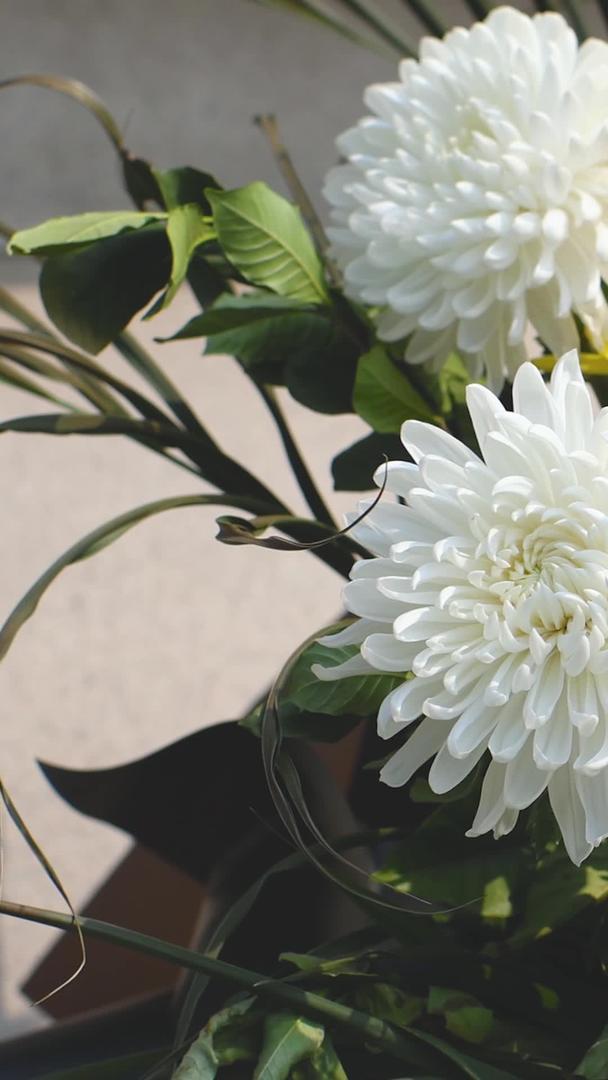 实拍清明节哀思缅怀逝者白蜡烛祭奠白菊花烛光希望视频的预览图