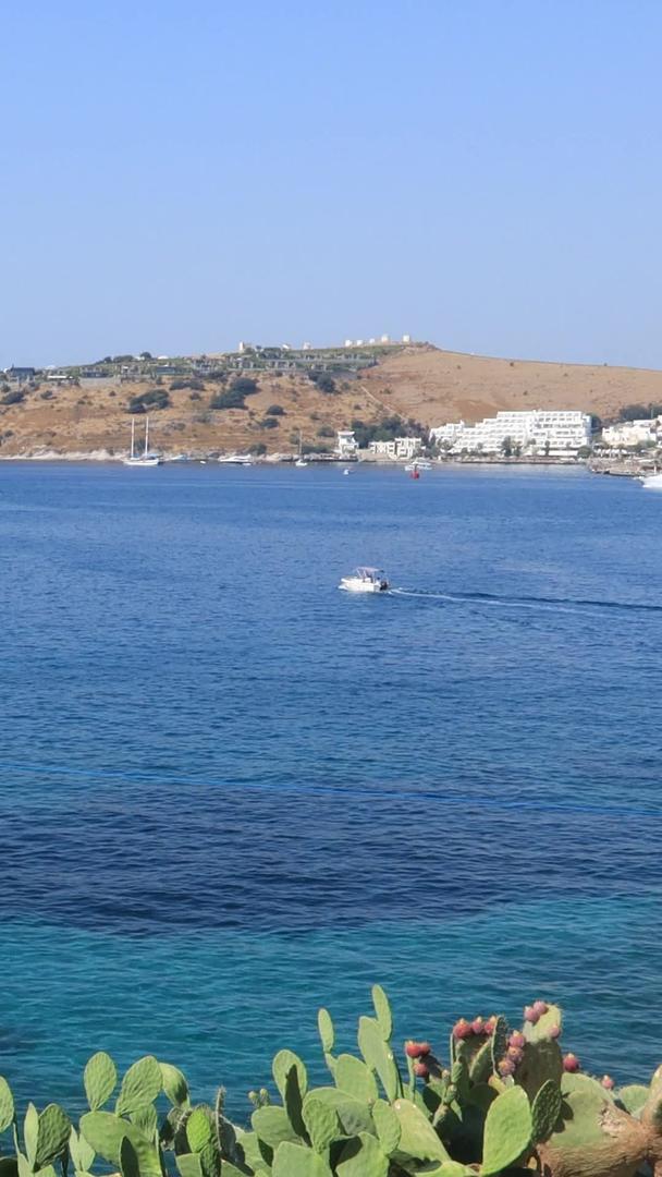 停泊在蓝色地中海的帆船实拍视频视频的预览图