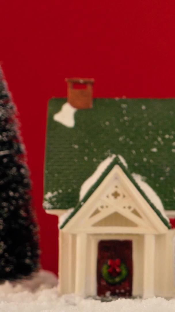 小房子在圣诞红色背景下收集视频的预览图