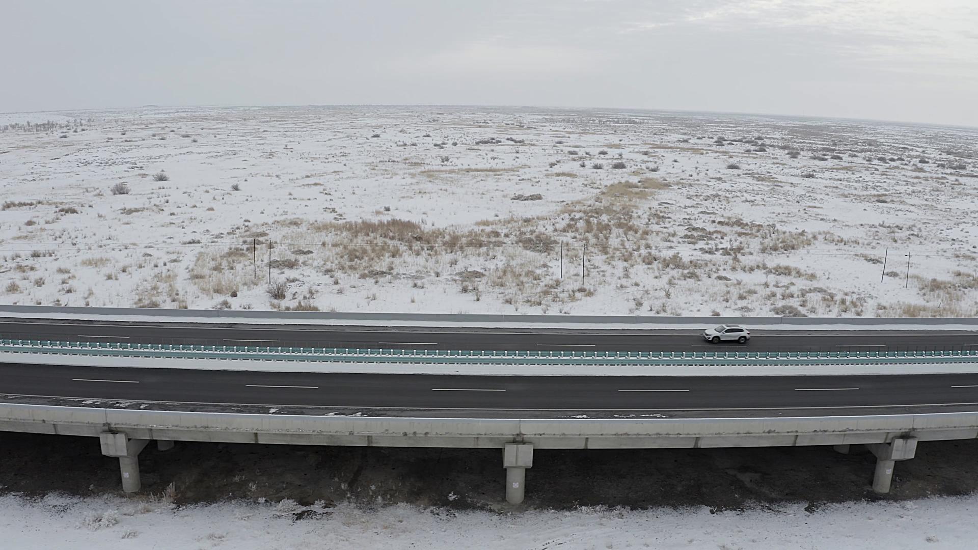 4K航拍新疆冬季雪原高速公路视频的预览图