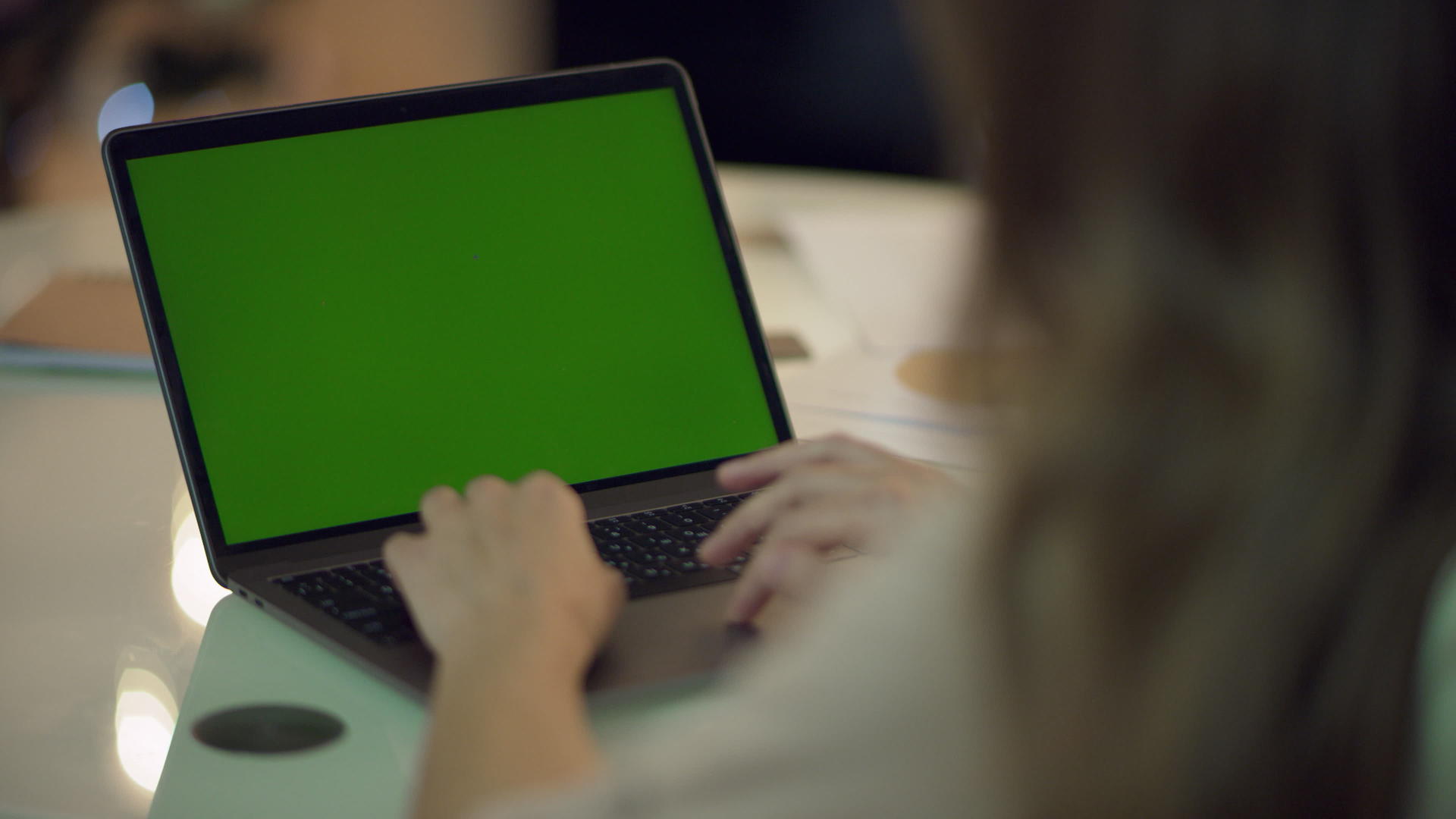 商业女性从事绿屏笔记本电脑工作视频的预览图