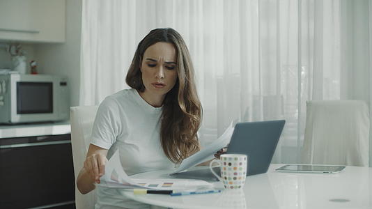 商业女性在家处理文件视频的预览图