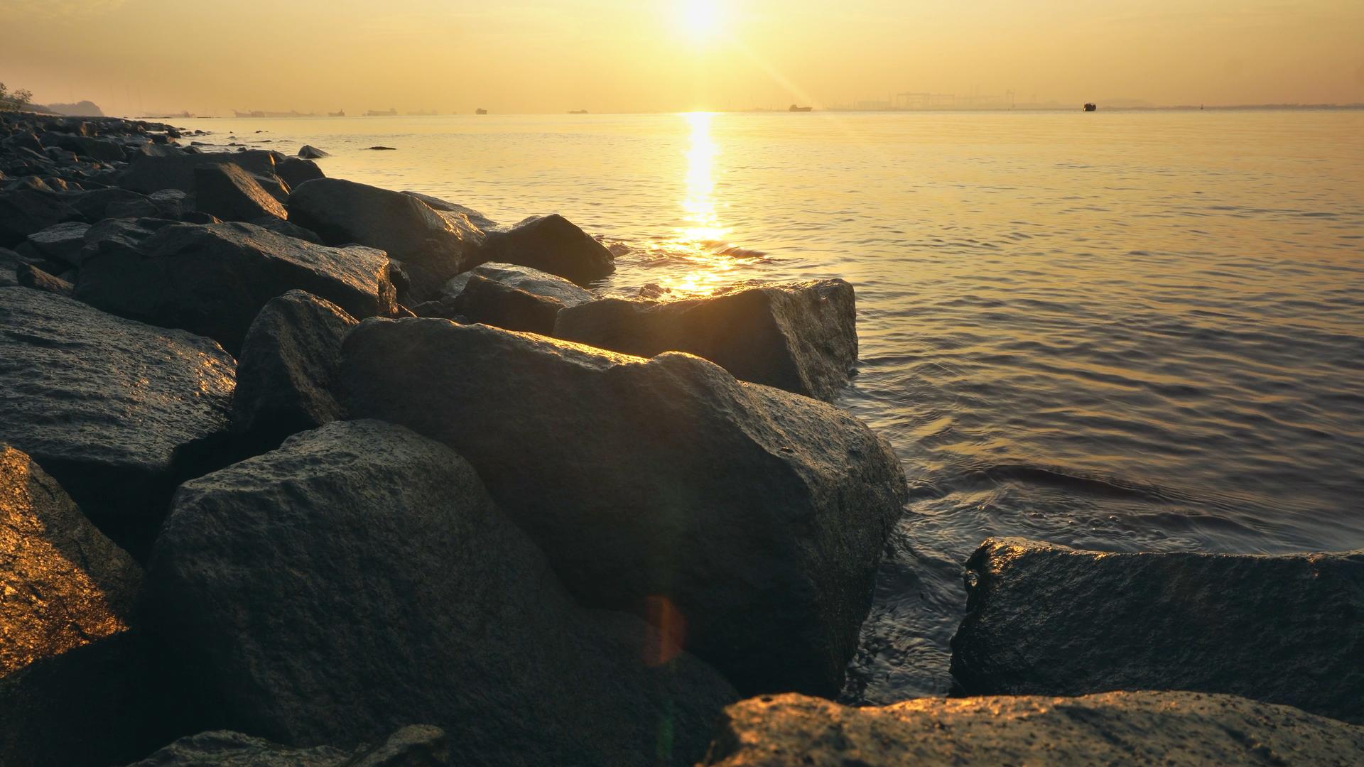 4K实拍海边清晨唯美海浪石头视频素材视频的预览图