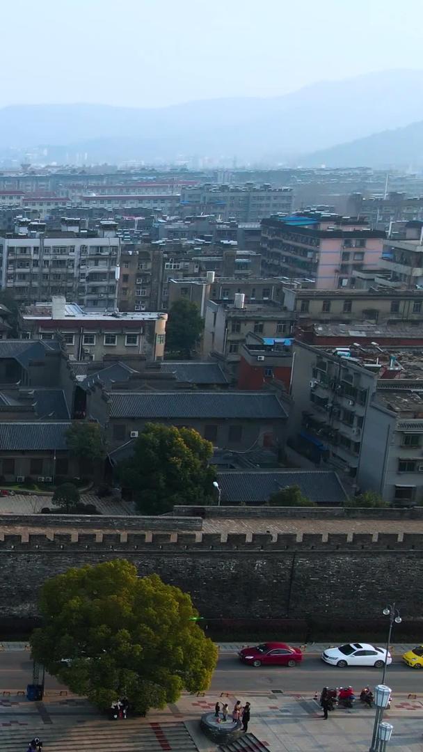 襄阳古城城楼和古城街景视频素材视频的预览图