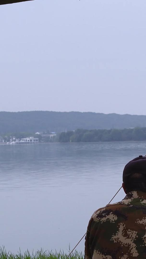 钓鱼爱好者湖边钓鱼休闲娱乐素材视频的预览图