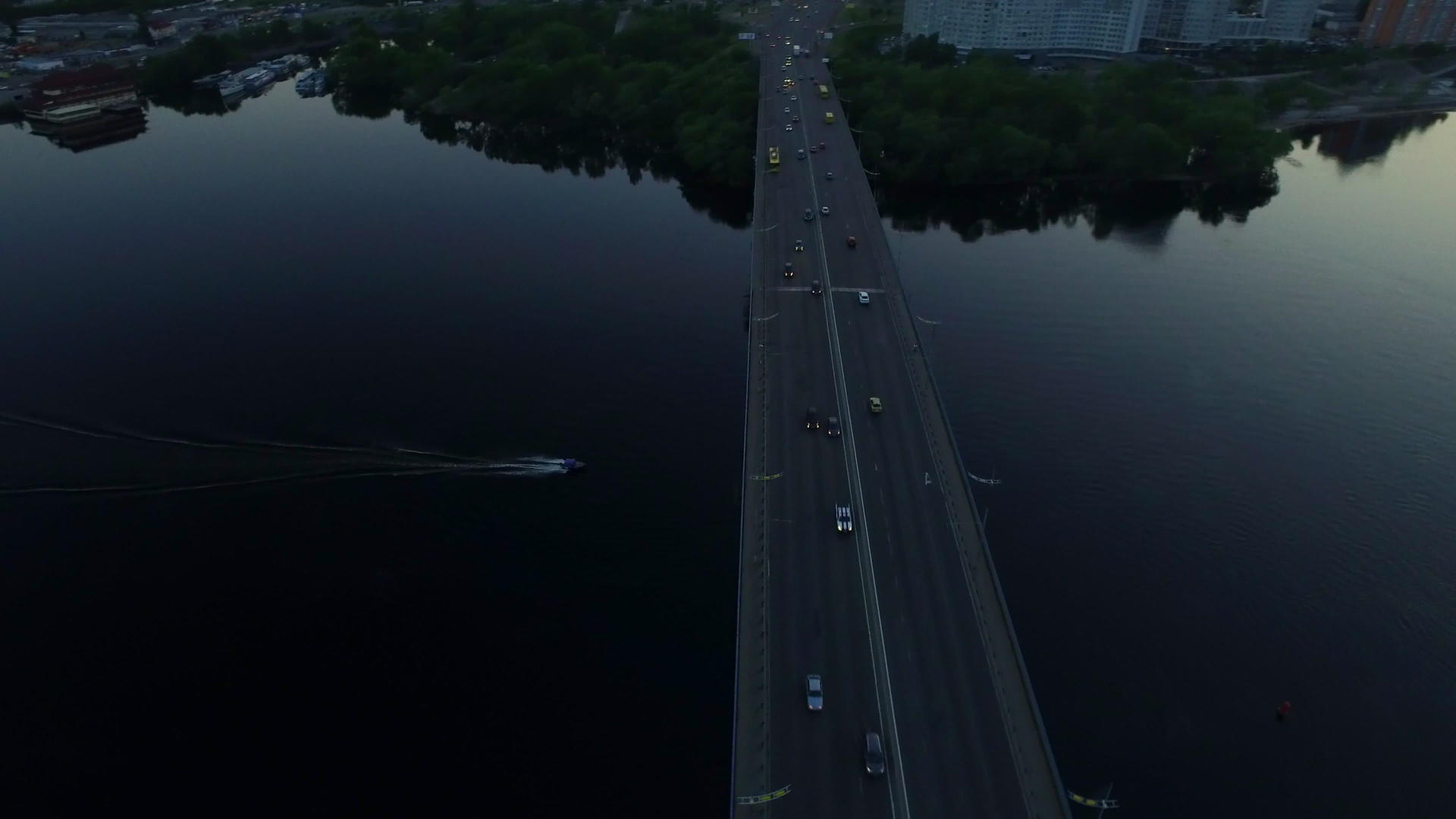 夜晚日落的风景在桥上开车视频的预览图
