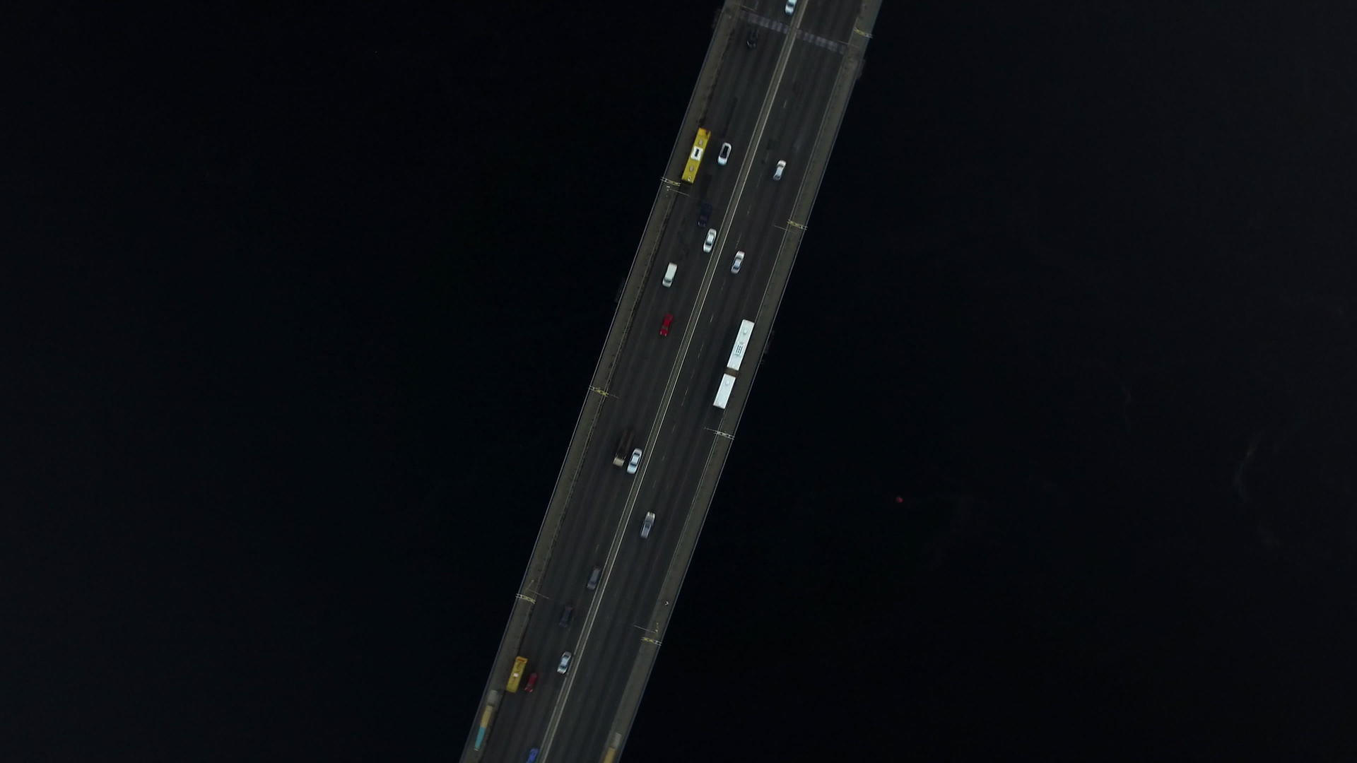 在河上桥高速公路上驾驶汽车视频的预览图