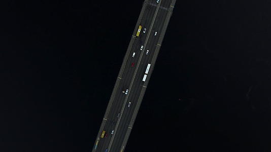 在河上桥高速公路上驾驶汽车视频的预览图