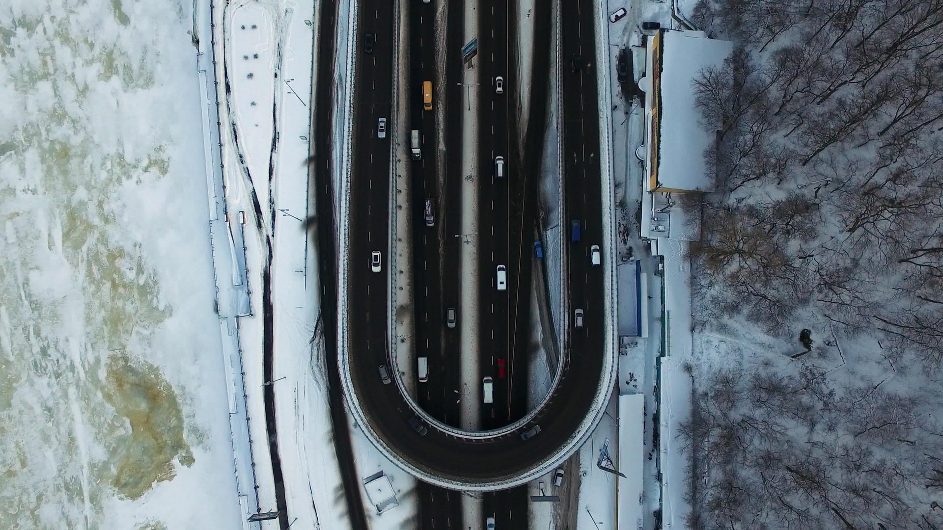 冬天在高速公路交叉口开车视频的预览图