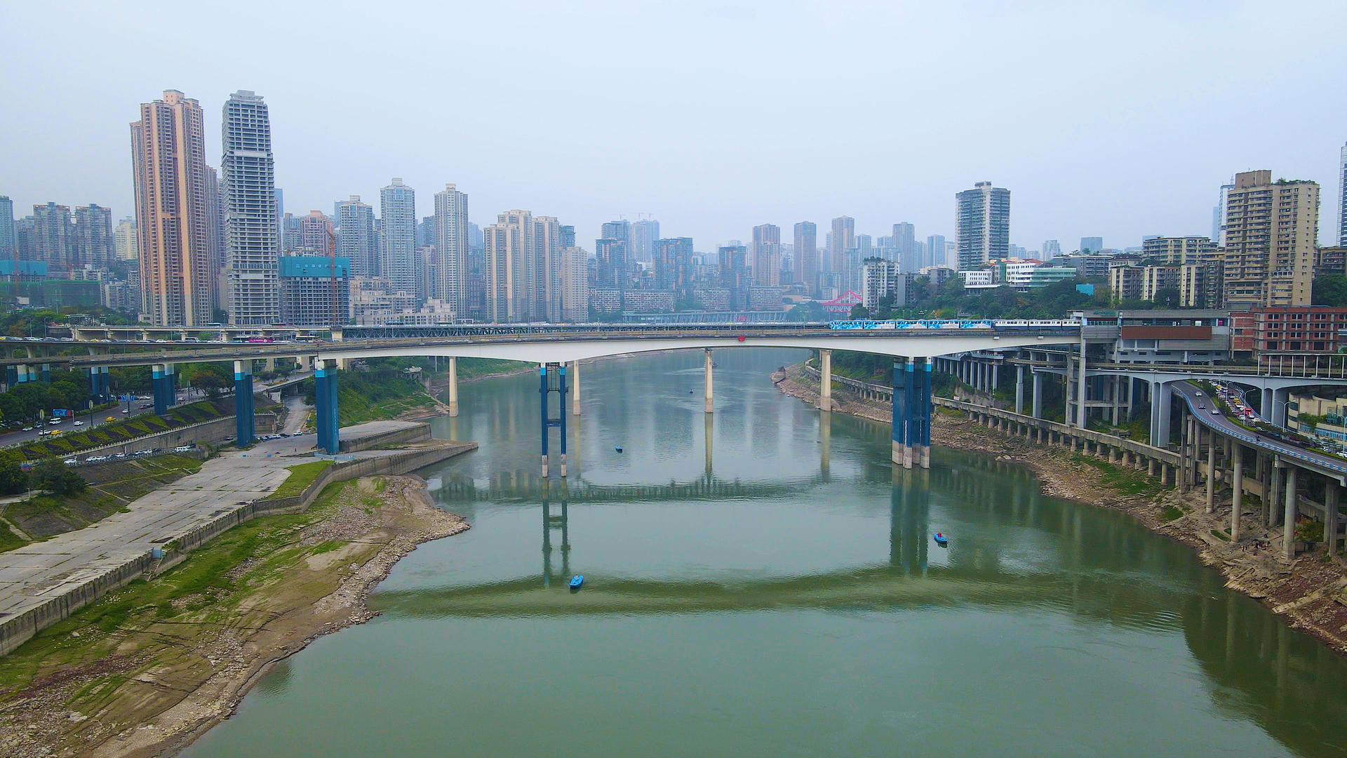 4K航拍重庆渝澳嘉陵江大桥轻轨城市交通视频的预览图