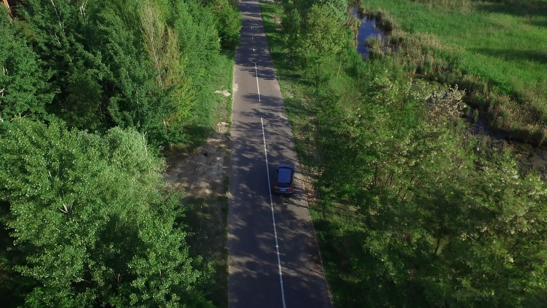 农村高速公路上的汽车视频的预览图