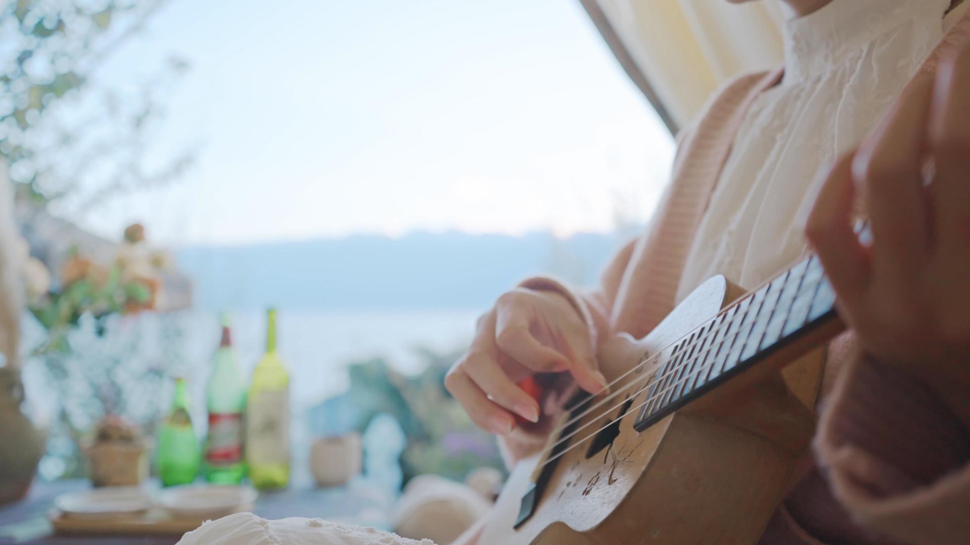 4K升格露营棚里弹吉他的女孩视频的预览图