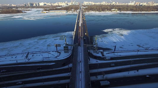 桥上汽车穿过冬河视频的预览图