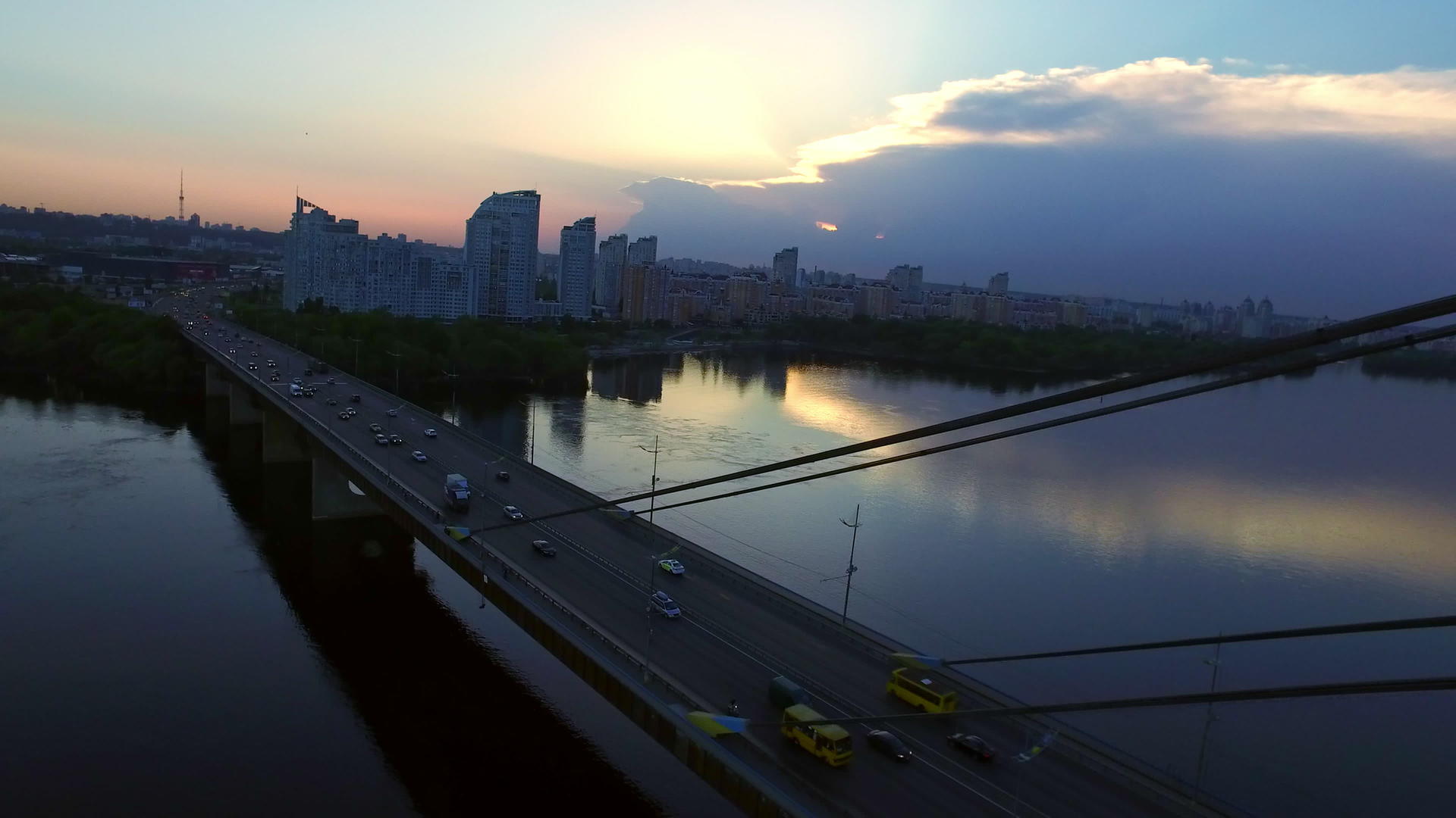 夜城河桥上的汽车视频的预览图