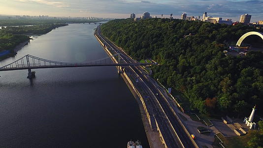 夏季城市沿河高速公路行驶的汽车视频的预览图