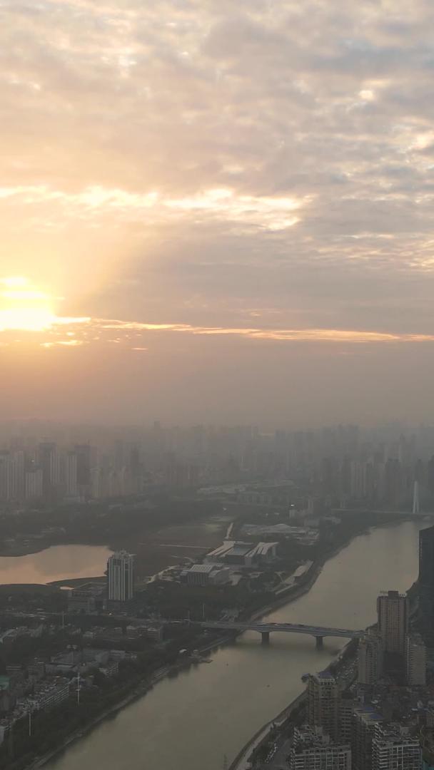 航拍城市地标江景夕阳天空素材视频的预览图
