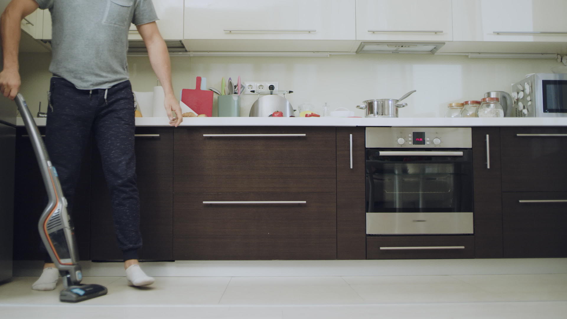 现代厨房用真空机清洁地板视频的预览图