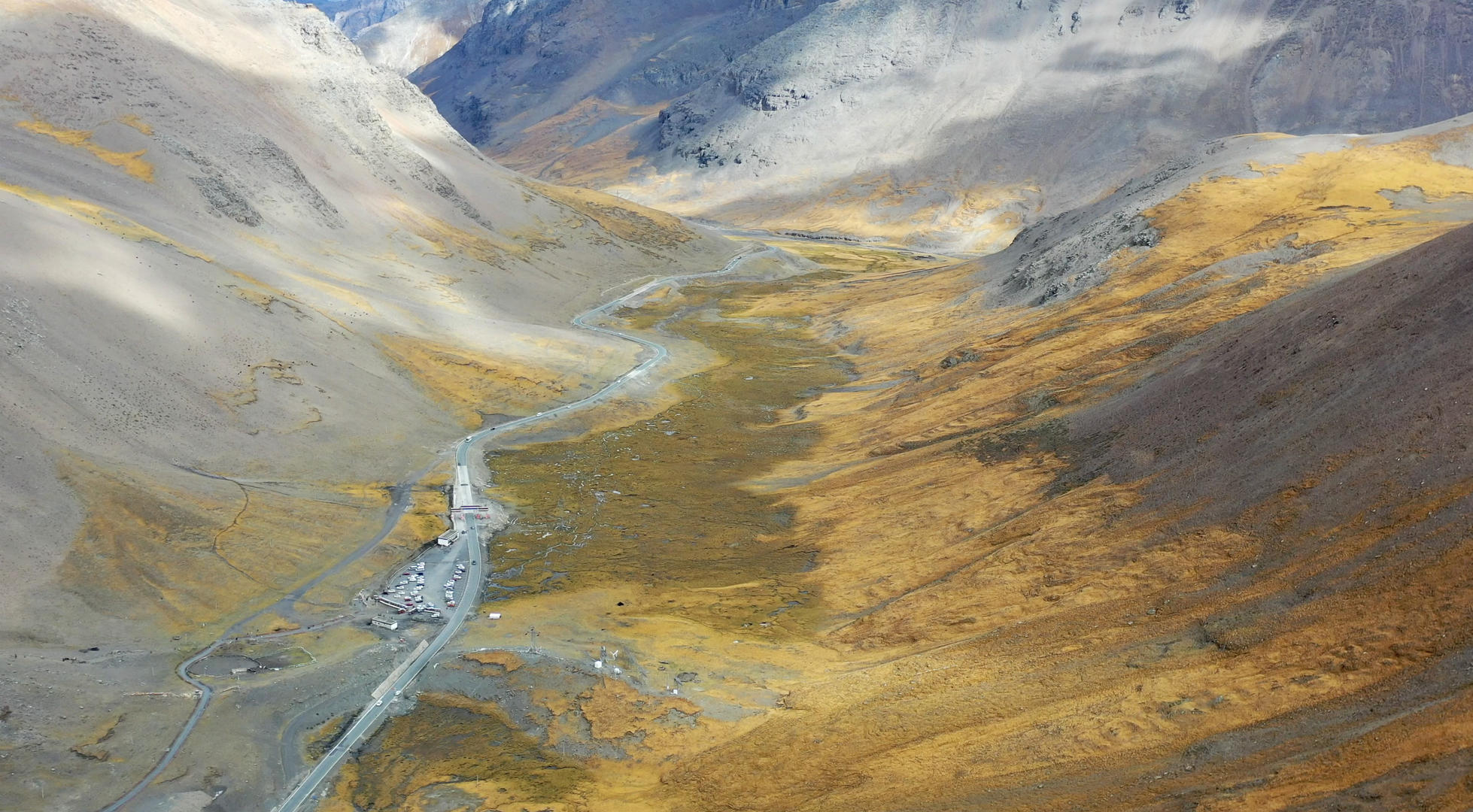 西藏日喀则秋季风光航拍4K视频视频的预览图
