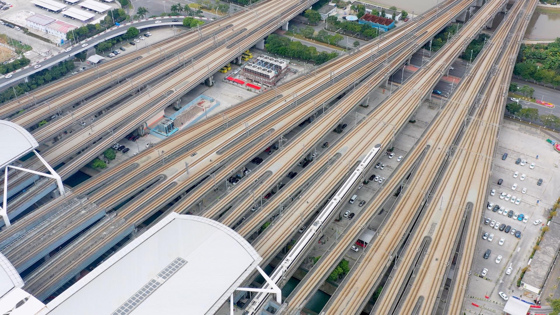 4K实拍高铁出站视频素材视频的预览图