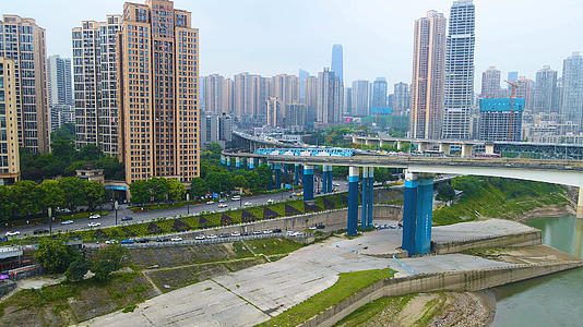 4K航拍重庆北滨路新华街车流交通视频的预览图