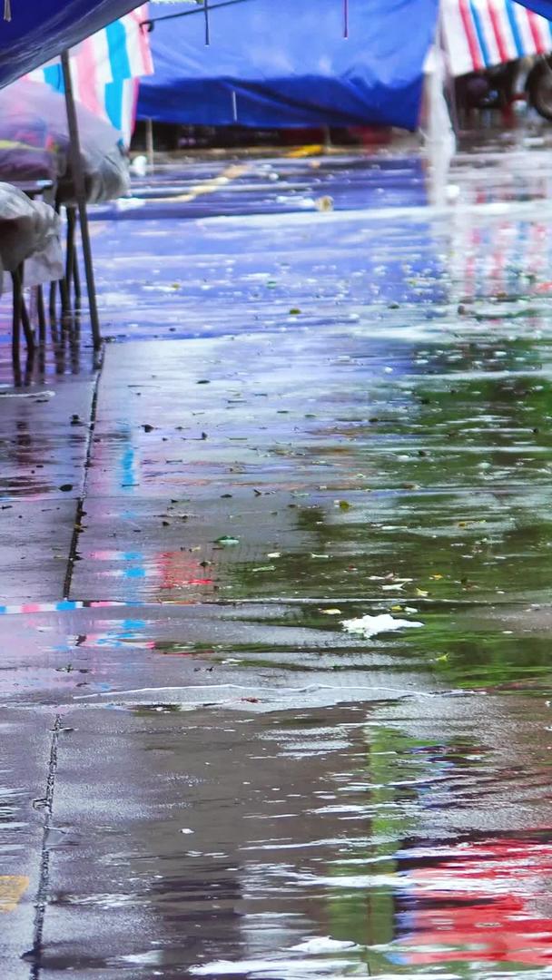 下雨天街头路人经过街边小摊视频的预览图