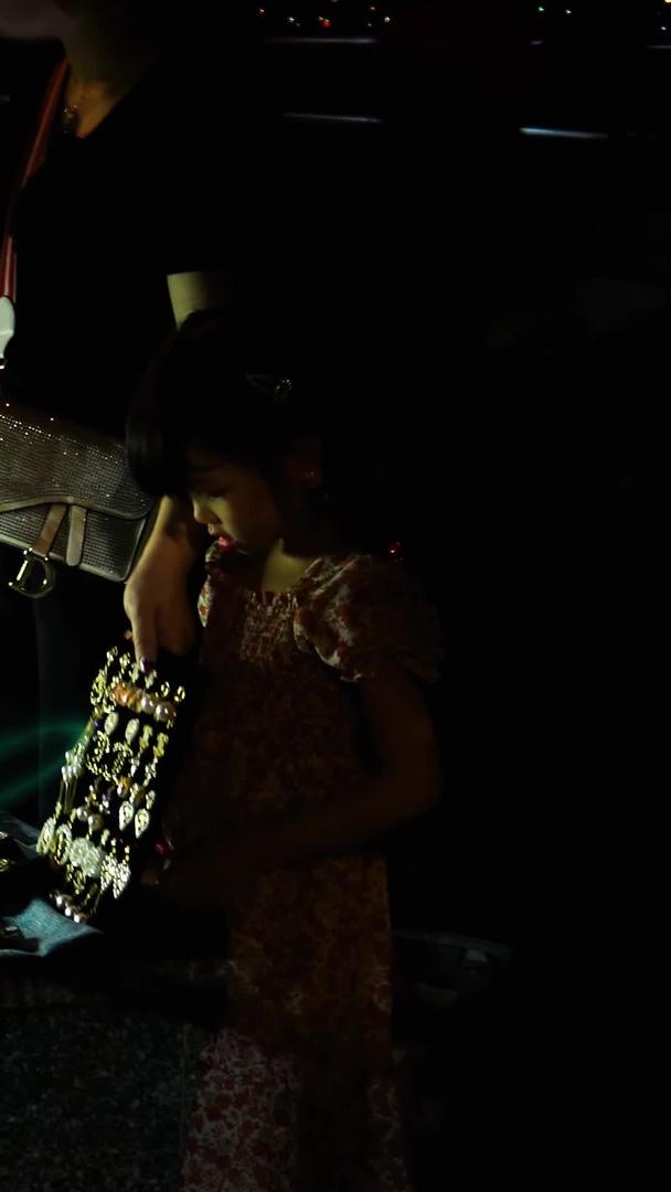 小女孩在黑夜地摊卖饰品视频的预览图