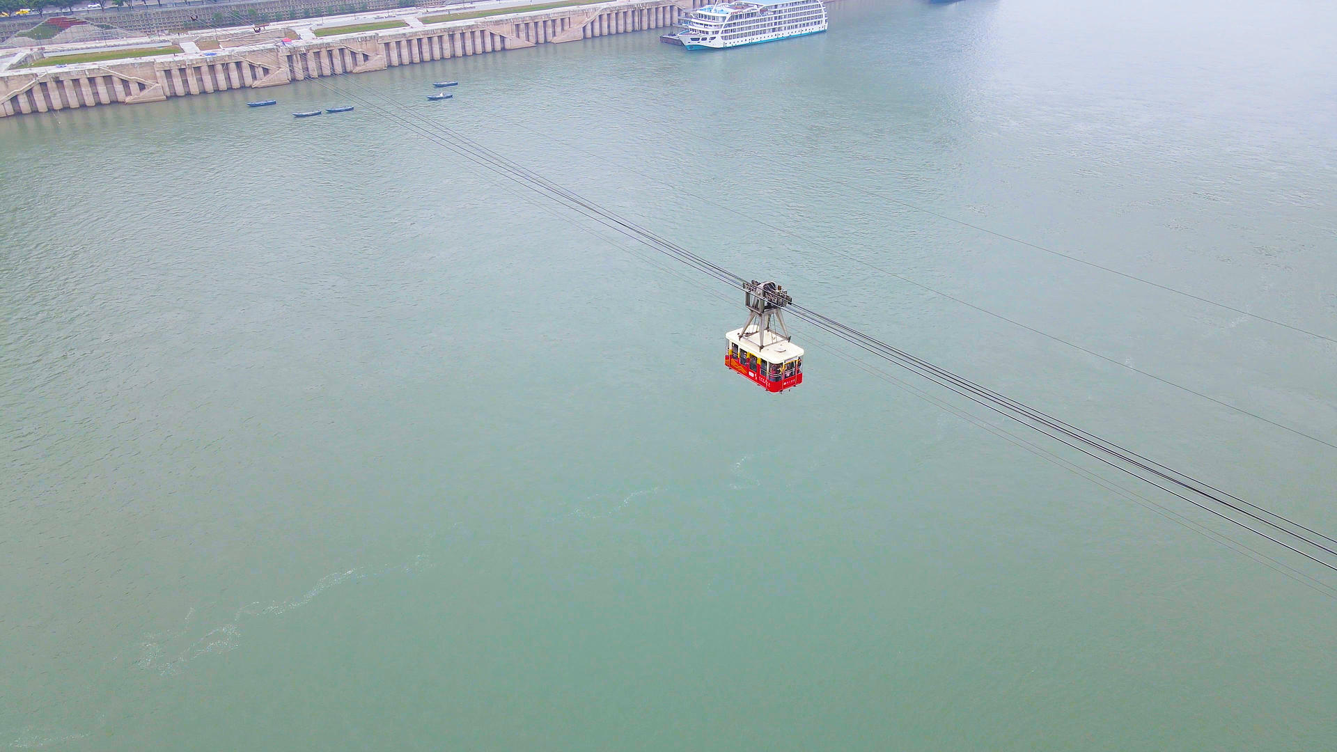4K航拍绿色江水重庆长江索道观光缆车视频的预览图