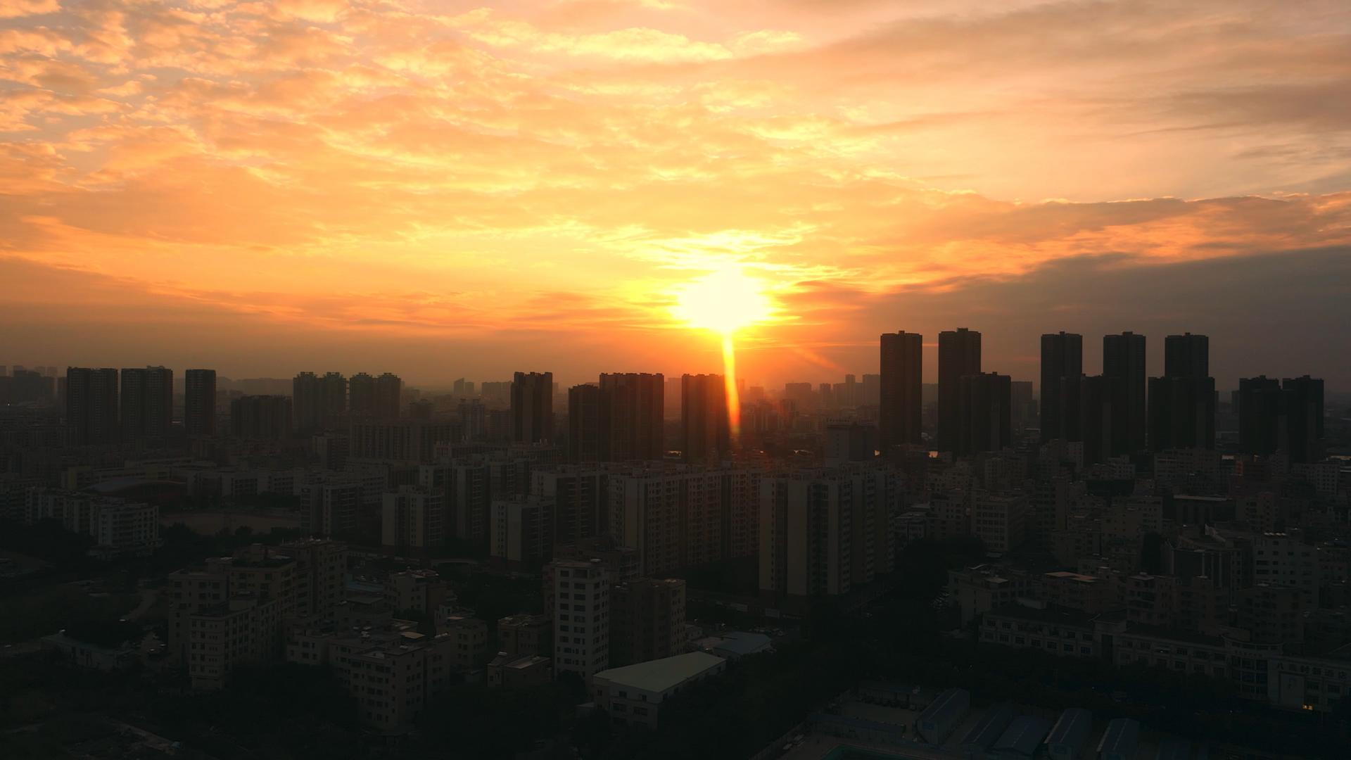 4K航拍城市剪影夕阳火烧云视频素材视频的预览图