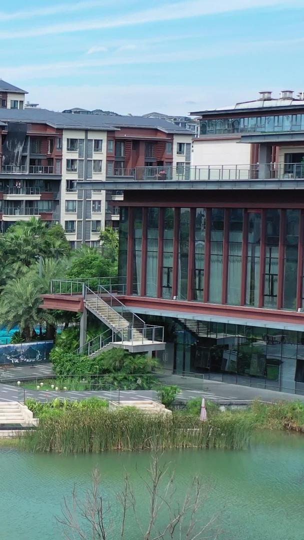 高清航拍房地产楼盘庭院水景视频的预览图