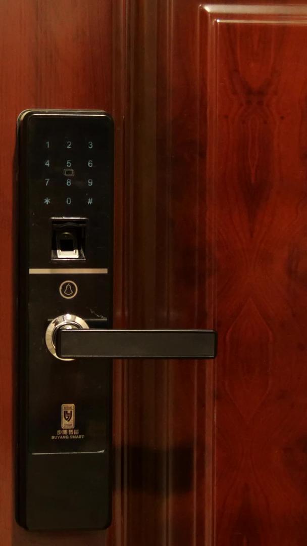 密码锁指纹锁开门防盗门视频的预览图