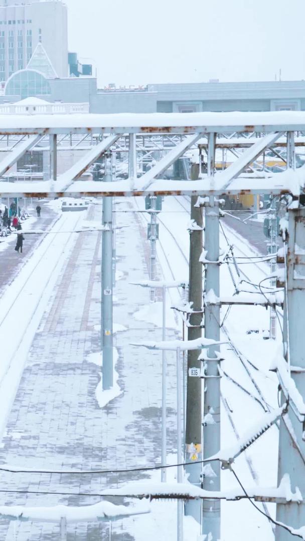 寒冷的冬季欧洲火车站出行的乘客视频的预览图