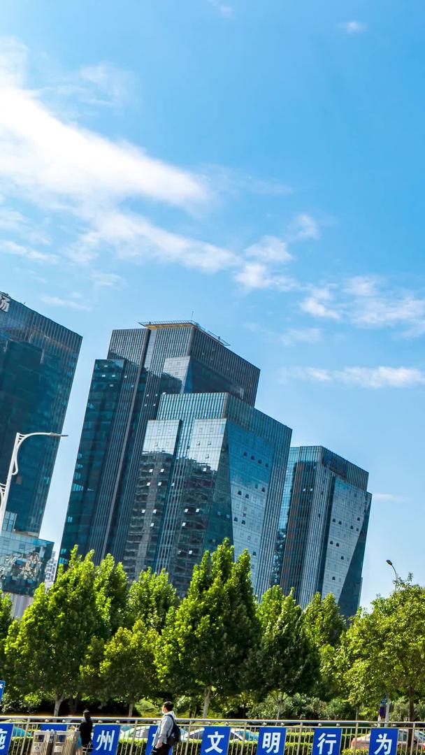 延时河南郑州双子塔写字楼晴空素材视频的预览图