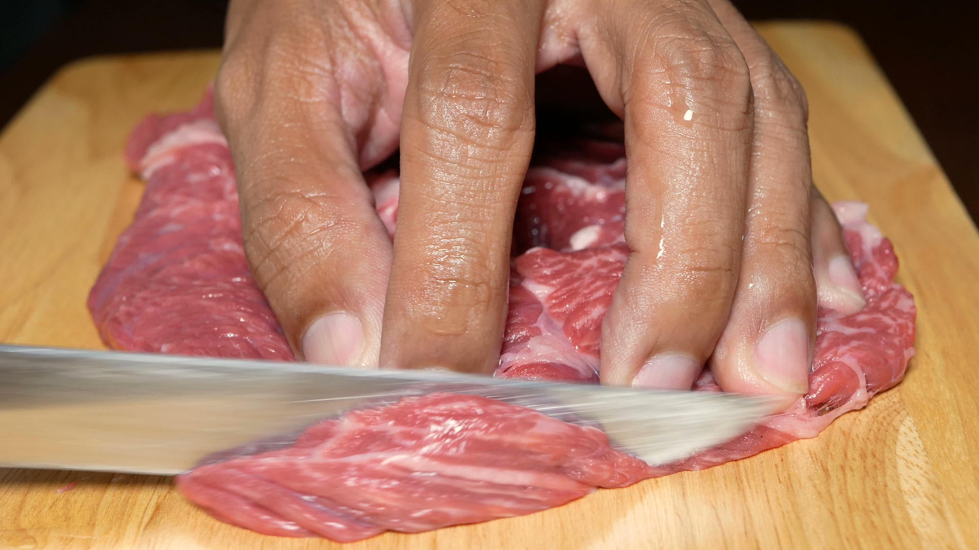 厨师在切板上切肉视频的预览图