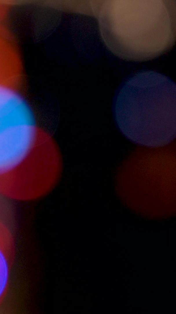 虚焦都市夜间行驶中车流五彩缤纷的光斑视频素材视频的预览图