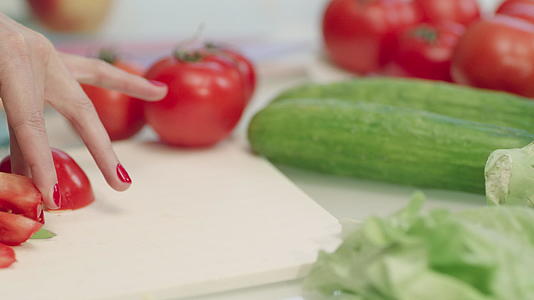 厨师在切牛奶时切新鲜西红柿视频的预览图